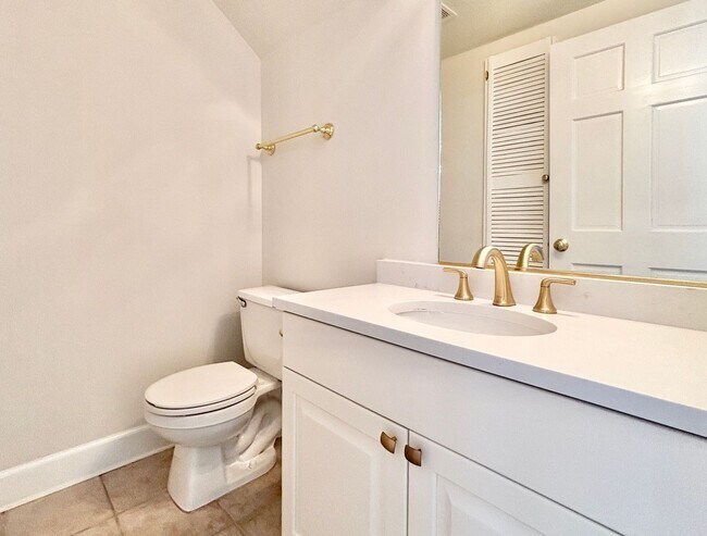 Building Photo - Beautiful & Private Millcreek Townhome!