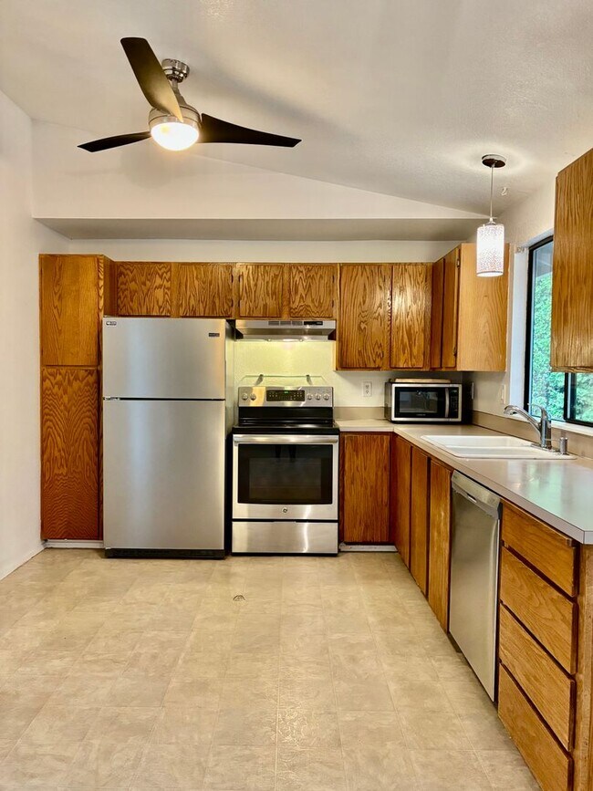 Building Photo - 3 Bed / 2 Bath Kirkland-Finn Hill rambler $3,395/month