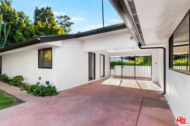 Building Photo - 5160 Los Feliz Blvd