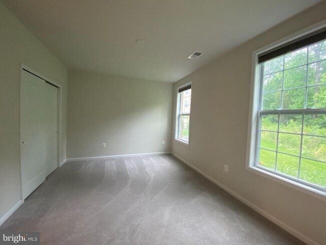 Building Photo - Condo with Garage - Loudoun Metro