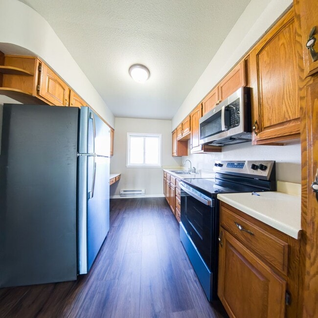 Building Photo - 3 Bedroom One Bathroom updated home