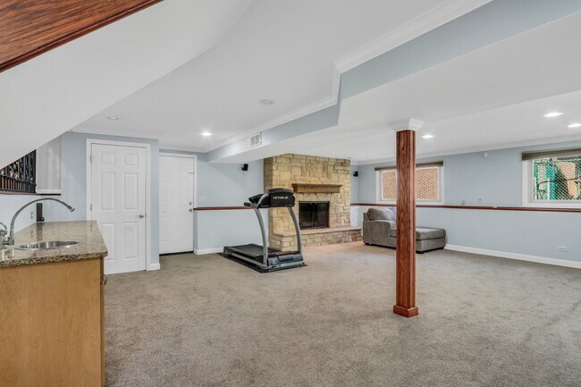 Building Photo - 107 E Burr Oak Dr