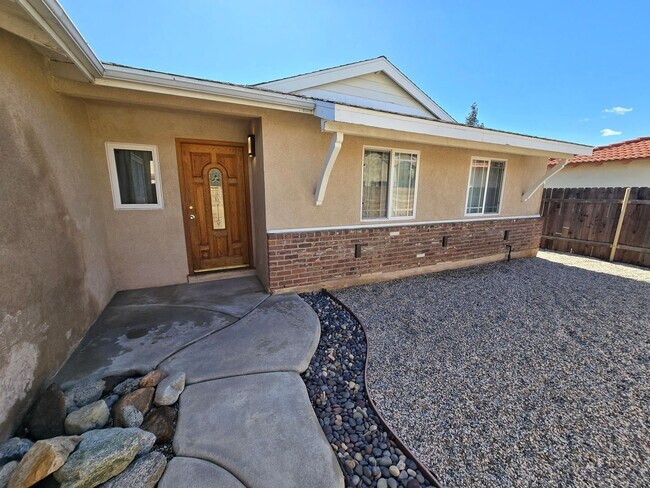 Building Photo - Beautiful 3 Bedroom Home with Pool