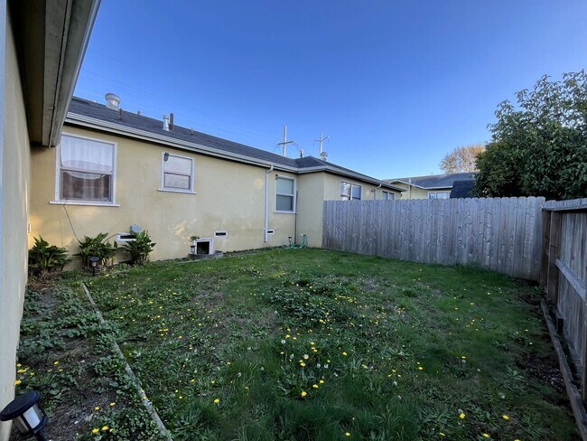 Building Photo - 905 W Harris St