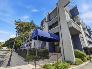 Building Photo - 1940 Highland Oaks Dr