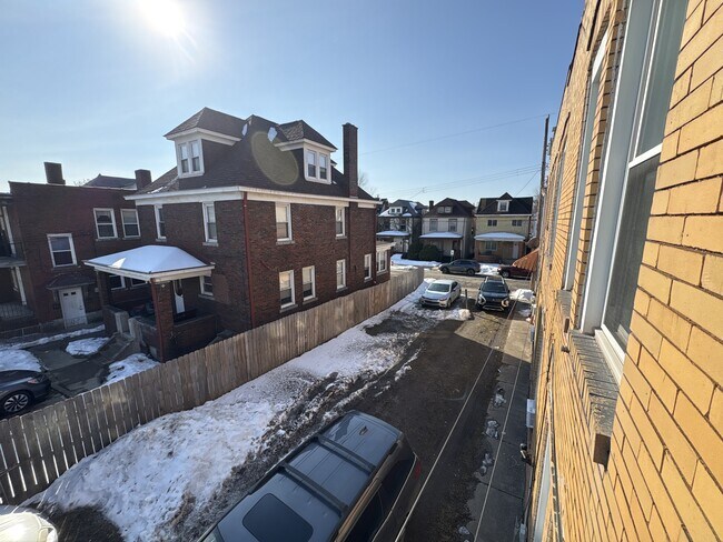 Building Photo - 712 Russellwood Ave