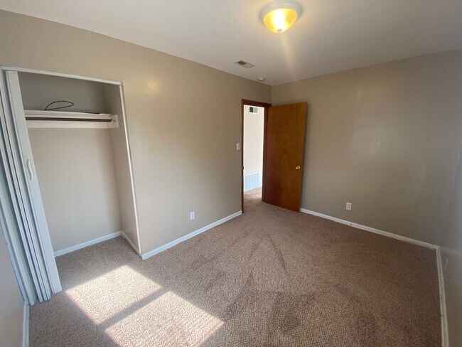 Building Photo - 2 Bedroom Home on South Union!