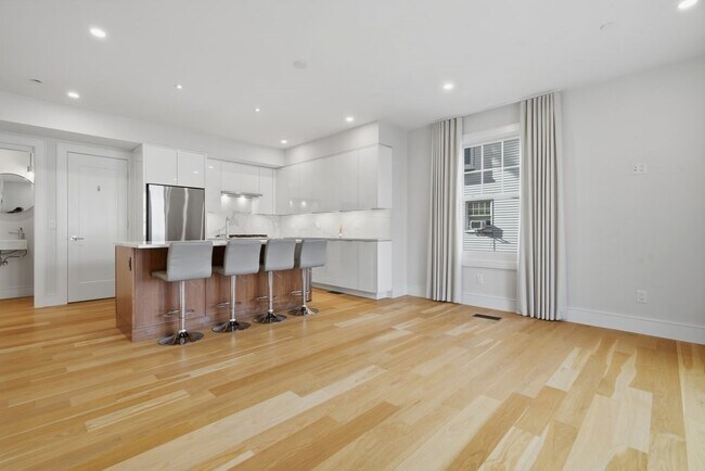 Primary Photo - 38 Englewood Ave