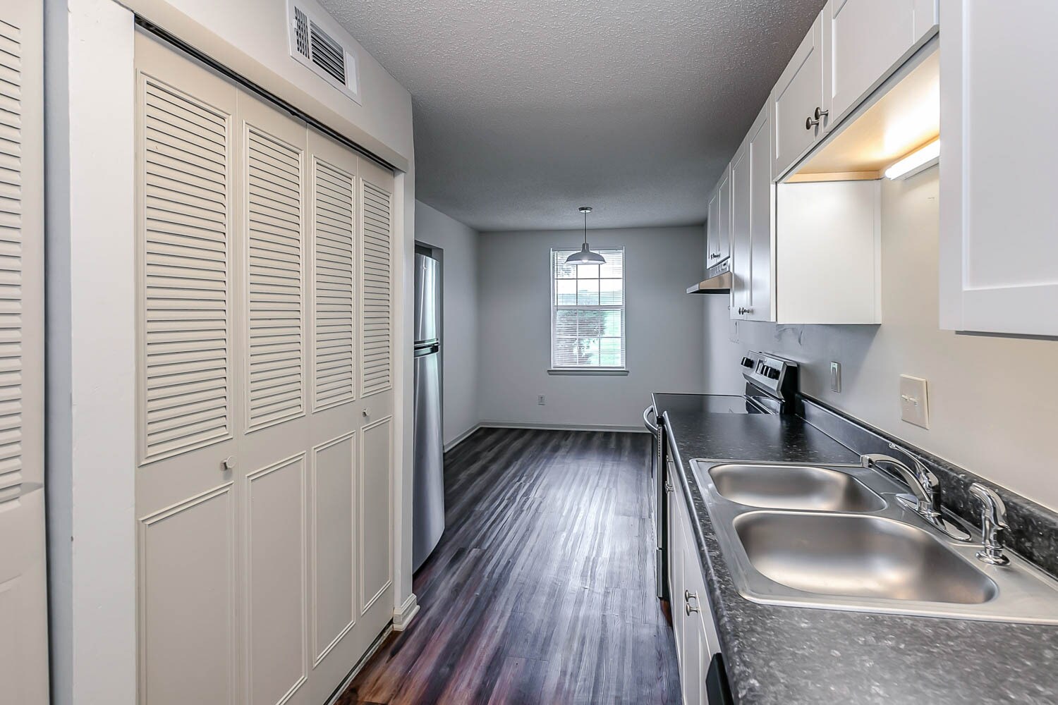 Building Photo - 1301 Neelys Bend Rd