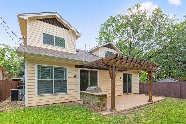 Building Photo - 303 Zennia St