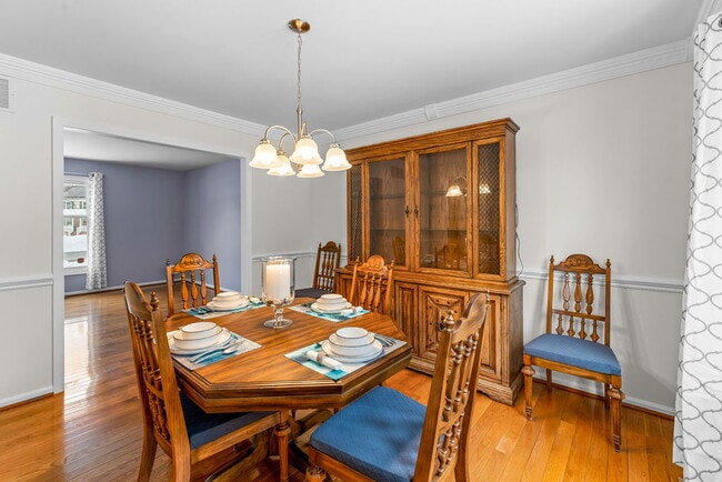 Building Photo - "Charming 4-Bedroom Retreat with Sun Room Scenic Views