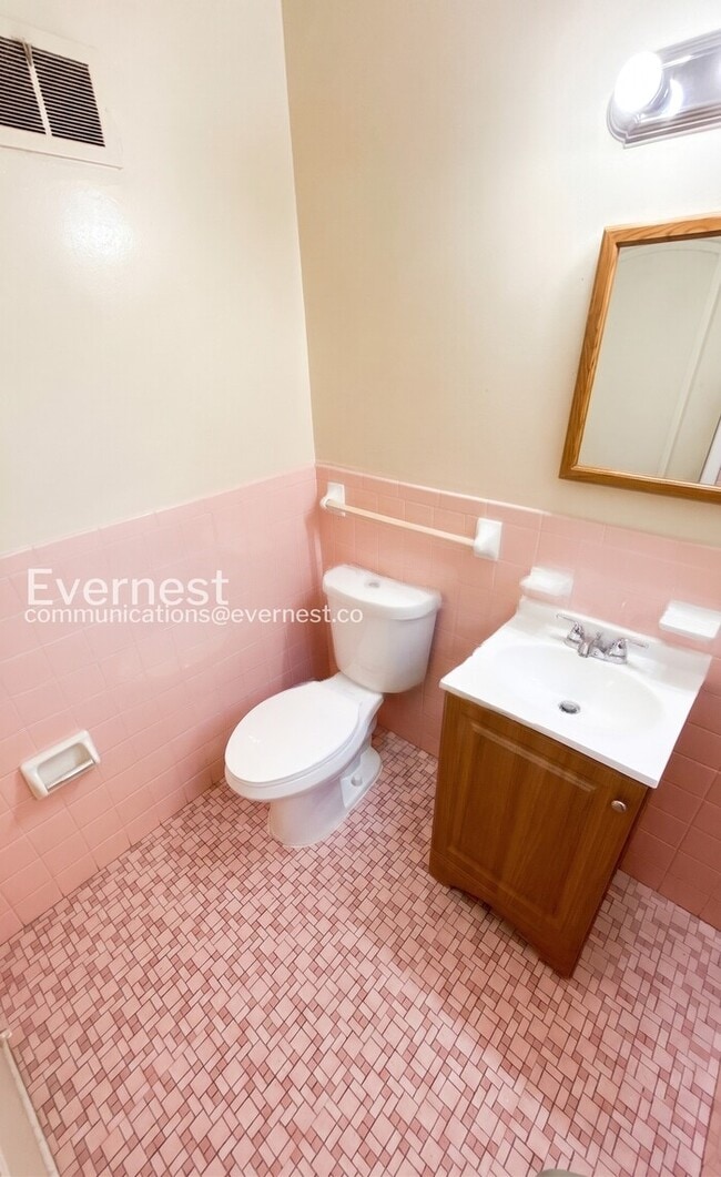 Building Photo - Charming 3-Bedroom Home with Central A/C and Carport Parking / 3 beds 1 bath / Available now!