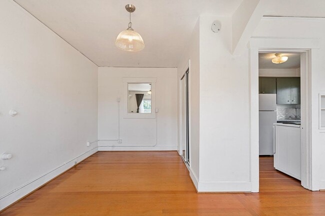 Building Photo - Charming close-in Foster-Powell studio in four-plex—Updated kitchen & bath, shared laundry, share...