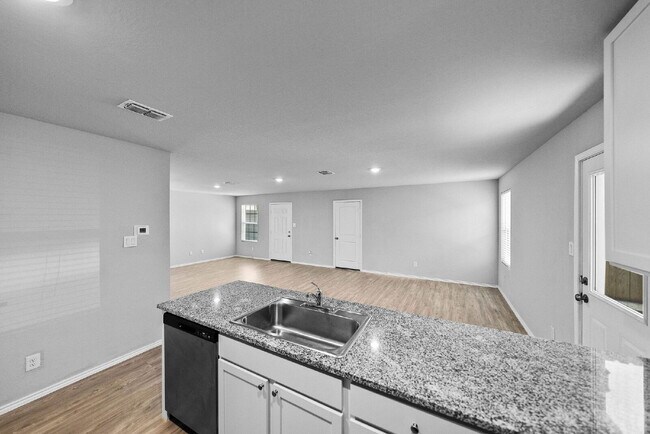 Building Photo - Welcome to Your New Home! Enjoy Free Rent!...