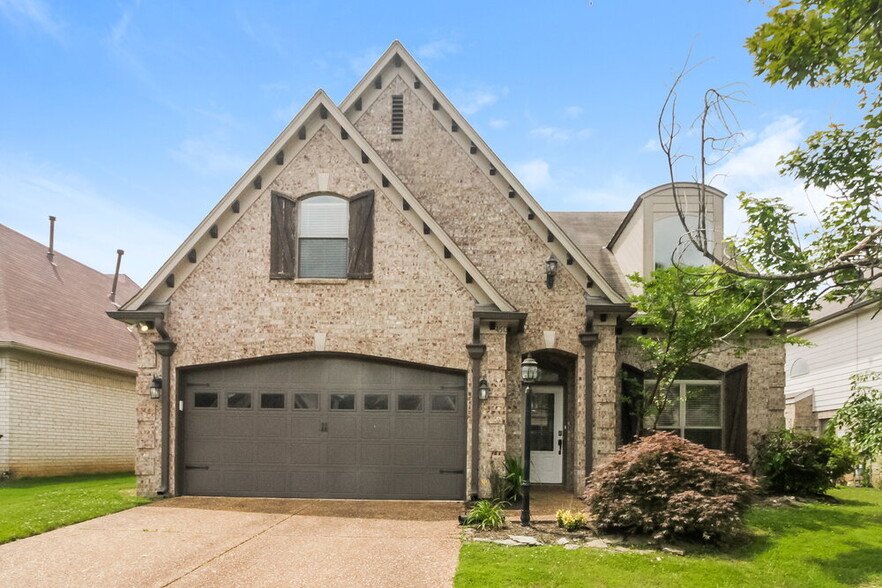 Primary Photo - 450 Green Willow Cove