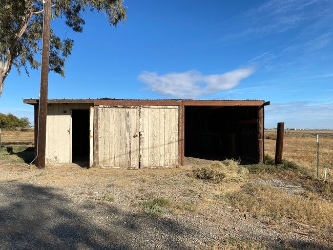 Building Photo - REDUCED!! 2 Bedroom 1 Bath Country Property!