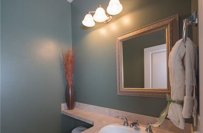 Building Photo - 3 bedroom Townhome in Renton Highlands