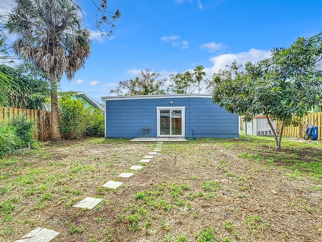 Building Photo - Beautifully remodeled, 1,332-square foot 3 bedroom/ 2½ bath/ home