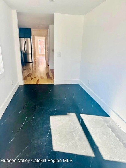 Building Photo - 412 Main St