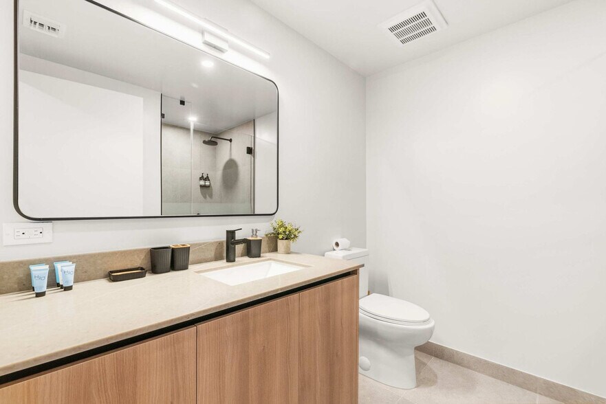 Building Photo - 121 NE 5th St