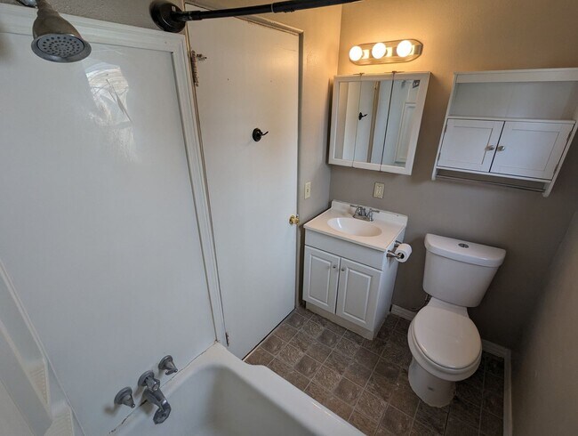 Building Photo - Charming Ranch Home Near Lakeview Metro Park