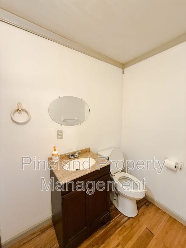 Building Photo - 413 E Donaldson Ave