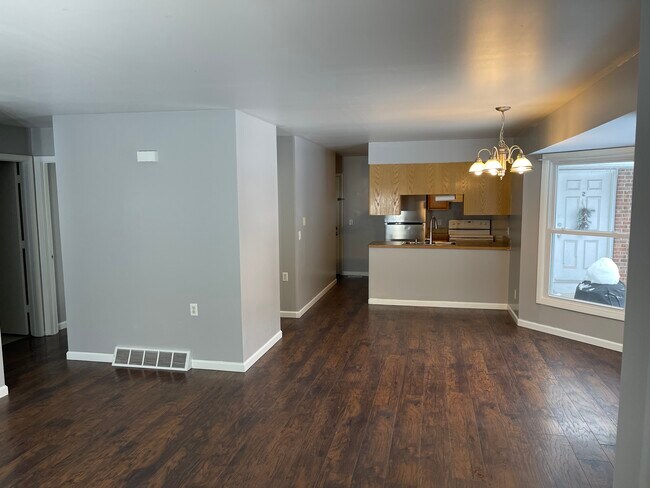 Building Photo - 4467 W Milham Ave