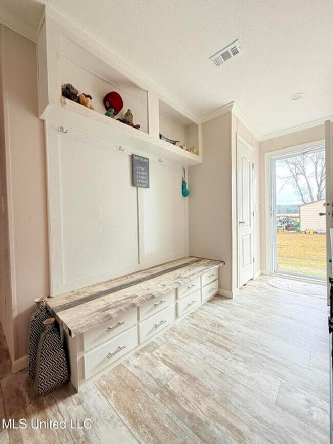 Building Photo - Spacious 5-Bedroom Home on Half an Acre