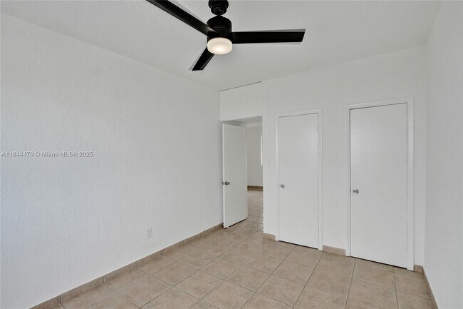 Building Photo - 2160 Bay Dr