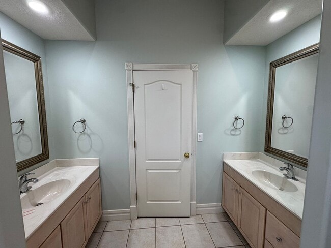 Building Photo - Stunning 3 BR 2 Bath Home!