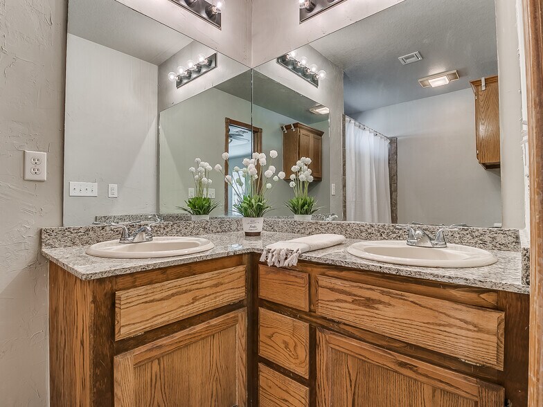 Master Bathroom with double vanity - 1821 Overland Trail