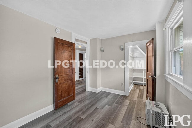 Building Photo - 3822 Lockwood Ave