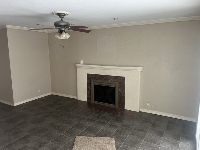 Building Photo - 909 E Maywood Ave