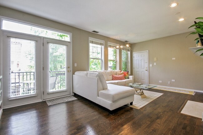 Building Photo - 305 W Scott St