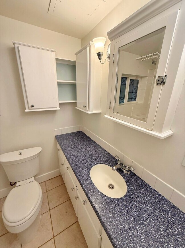 Building Photo - Stylish 3-Bed, 2-Bath Home in the Heart of...