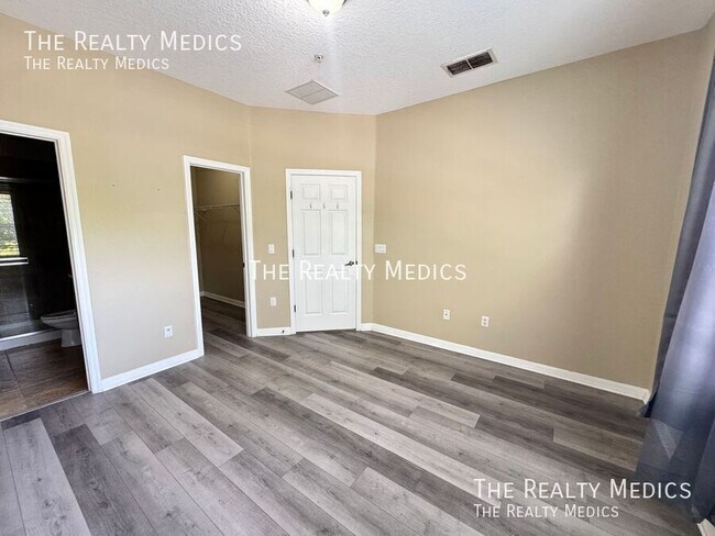Building Photo - 2898 Oakwater Dr