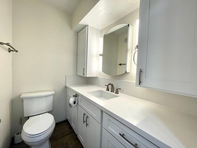 Building Photo - Stunning 2BR/1BA Canal-View Condo – Marina...
