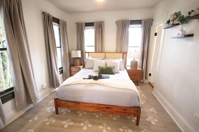 Building Photo - 102 W Emma St