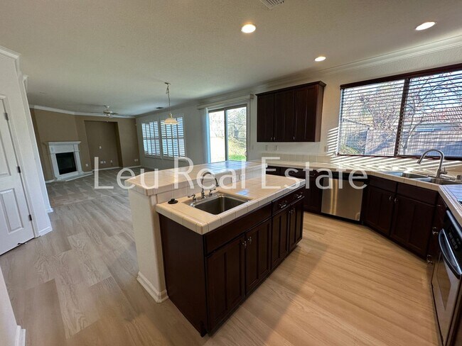 Building Photo - Lovely, 5bd, 3ba home in Serrano, with 3 c...