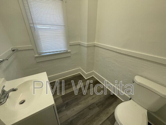 Building Photo - 210 N Ash St