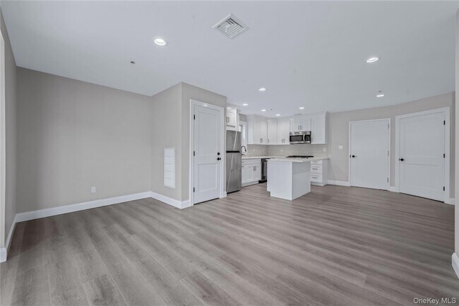 Building Photo - 110 School St