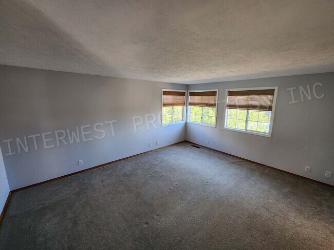 Building Photo - 4+ Bedroom Tigard Home With a Beautiful Vi...