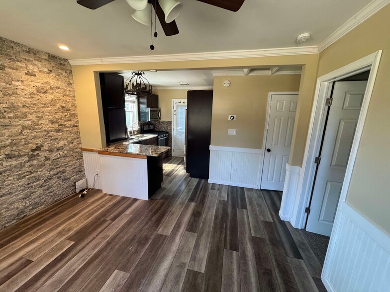 Building Photo - 28 Sheridan Dr