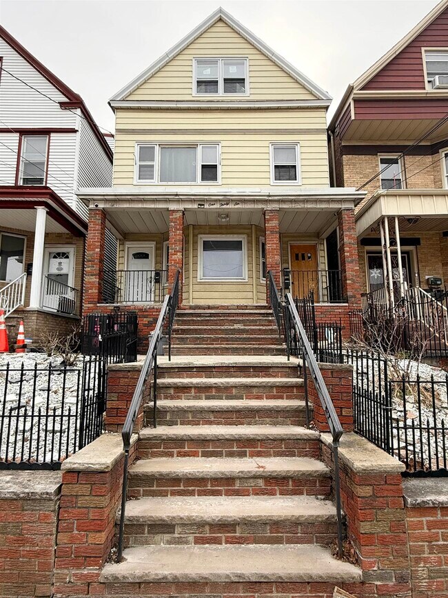 Building Photo - 136 W 31st St