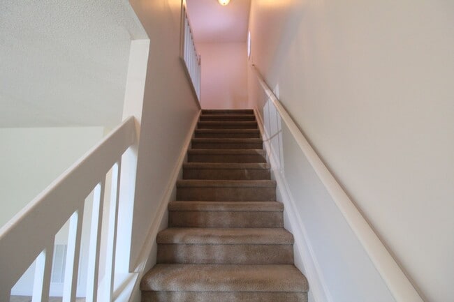 Building Photo - Liberty square end unit townhome for rent!