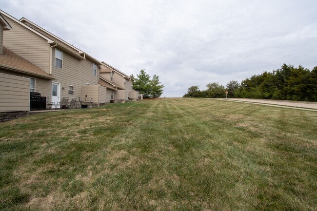 Building Photo - Condominium Convenience in Columbia!