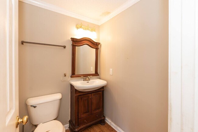 Building Photo - Large Three Bedroom Home!