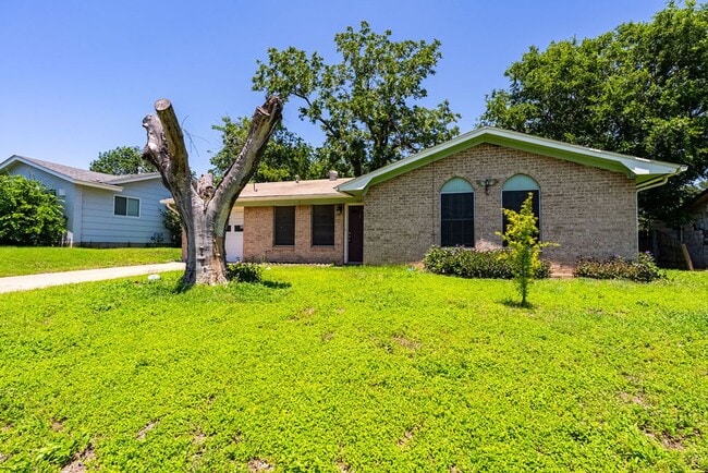 Building Photo - Beautiful 3 bedroom, 2 bathroom home in North Lamar!!!
