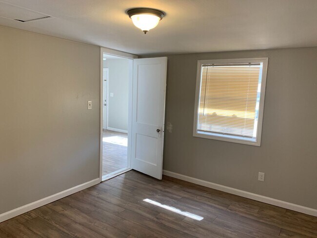 Building Photo - Very Nice 2 Bed 1 Bath Home In Great Locat...
