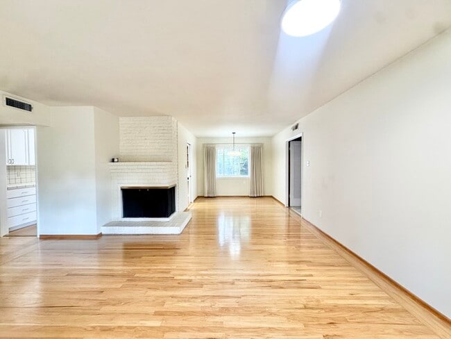 Building Photo - Stunning 3-bedroom, 2-bathroom home with a bonus room/office!